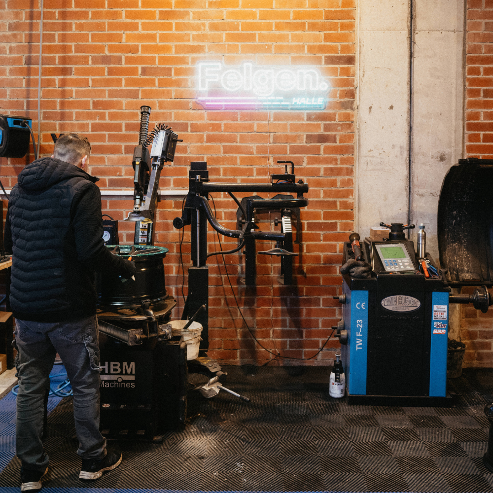 Reifenmontiermaschine und Wuchtmaschine in der Halle von Drive Elements