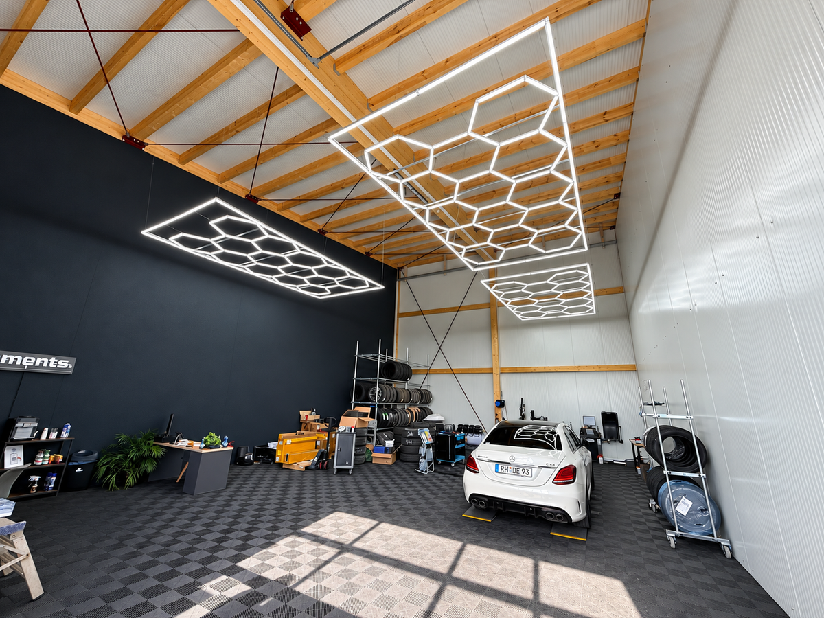 Halle von Drive Elements mit Hebebühne und Kundenfahrzeug