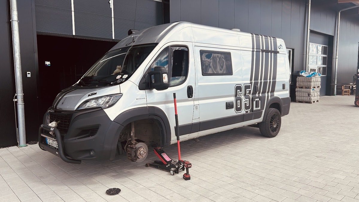 Radwechsel am Transporter